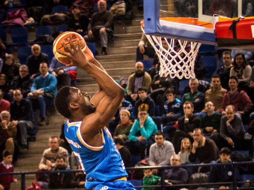 Tunde Olumuyiwa intenta anotar en un Clavijo-Palencia.