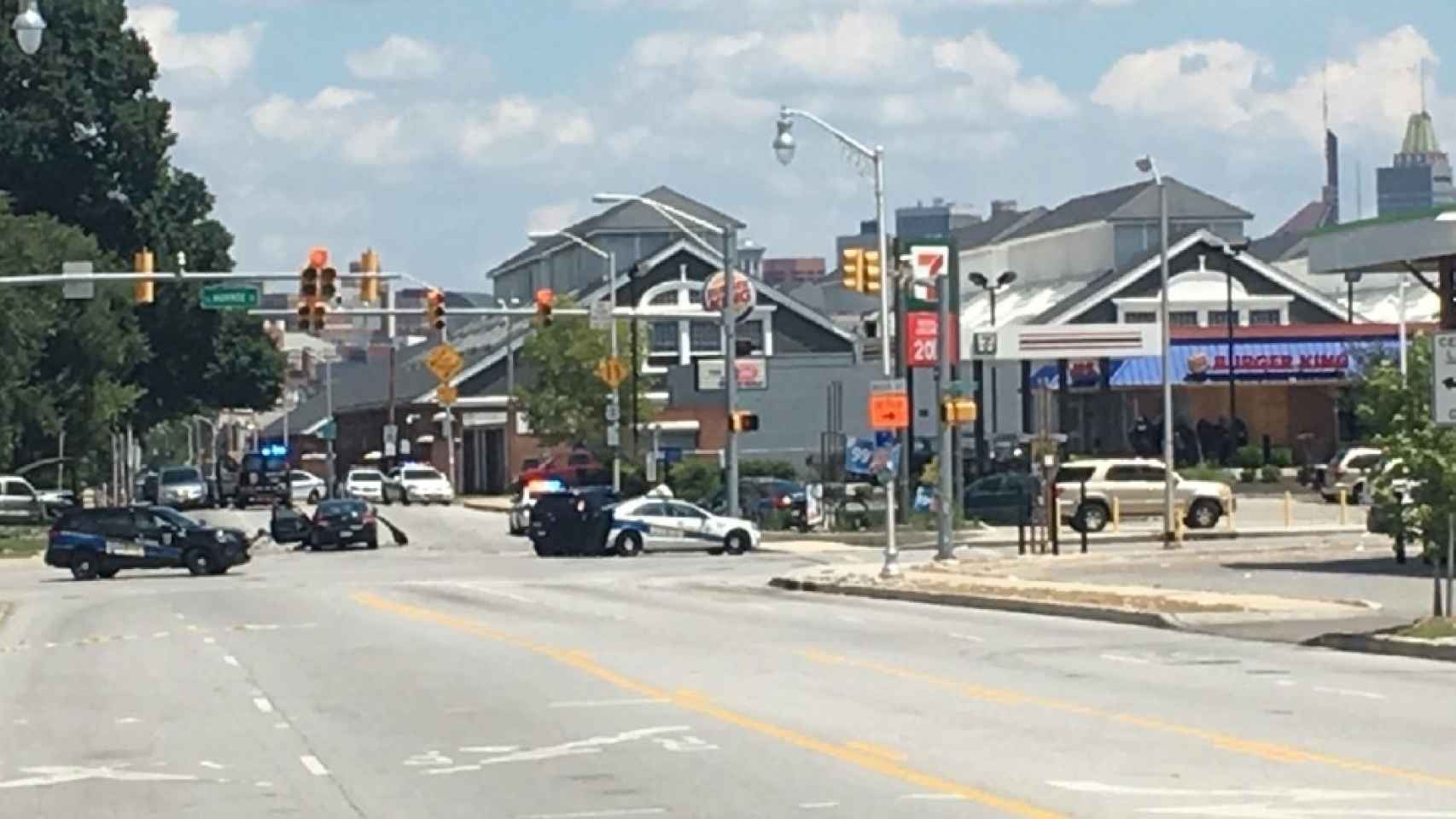 Intersección donde se sitúa el local en que un hombre armado retiene a cuatro personas en Baltimore