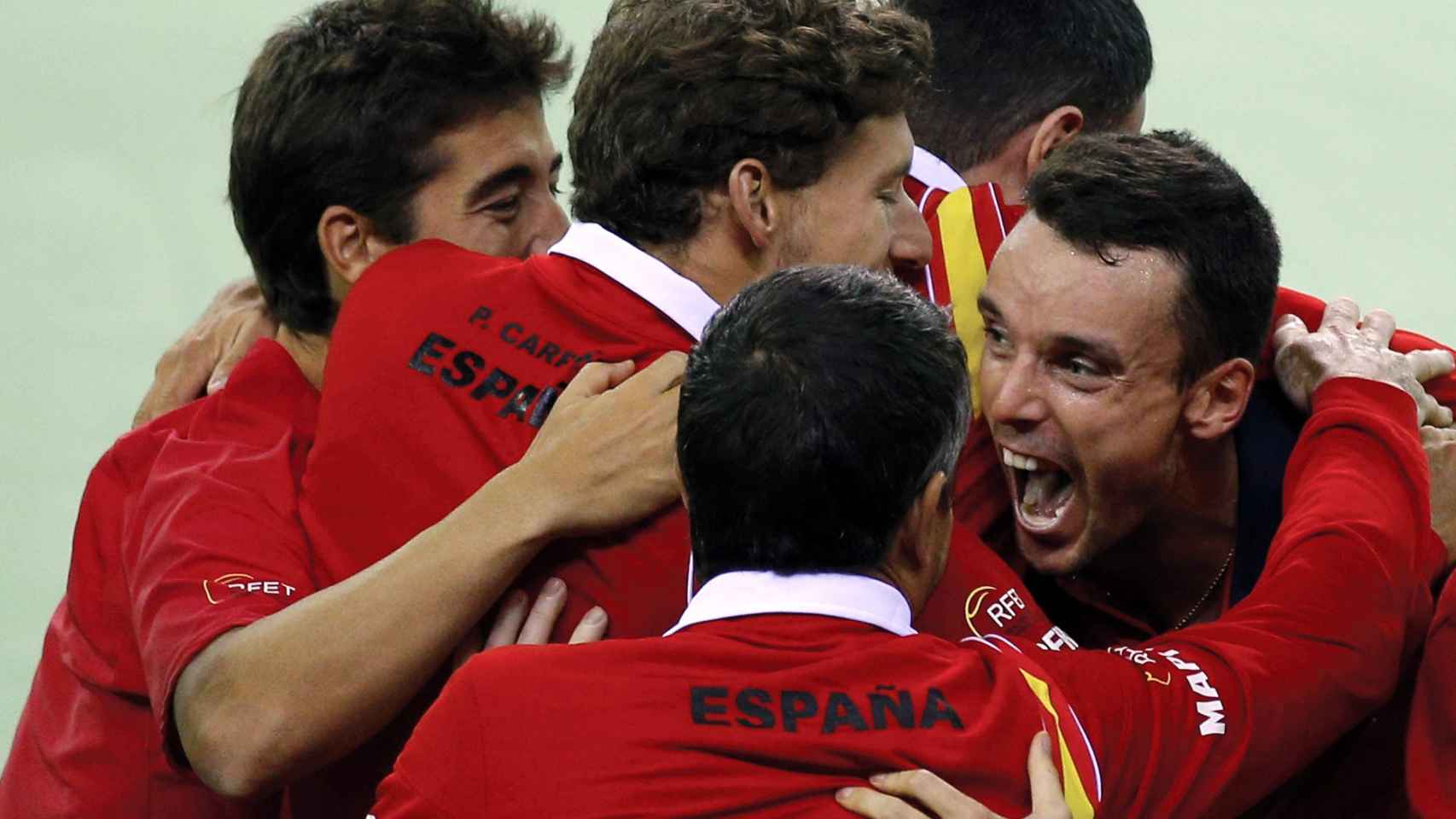 Los tenistas españoles celebran la victoria ante Rumanía.