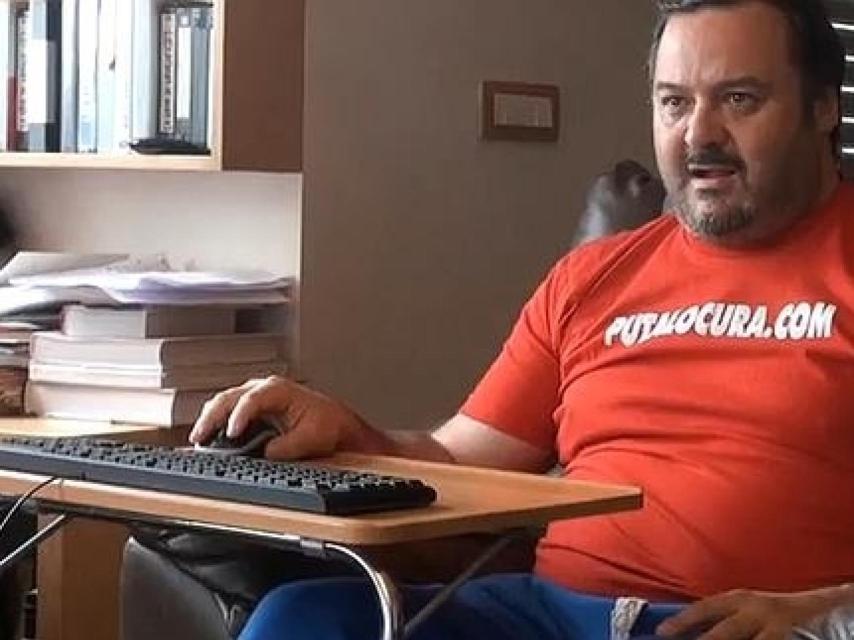 El director de cine porno durante la grabación de una escena.