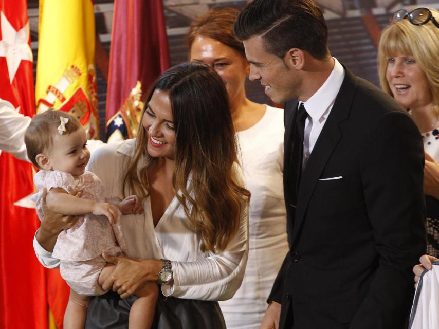 Gareth Bale junto Emma Rhys-Jones y la hija mayor de ambos.