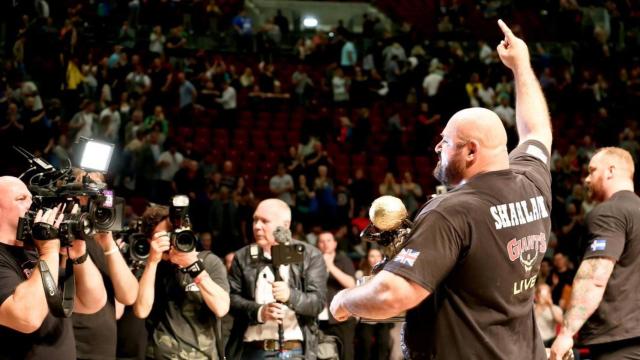 Laurence Shahlaei celebra su victoria como hombre más fuerte de Europa.