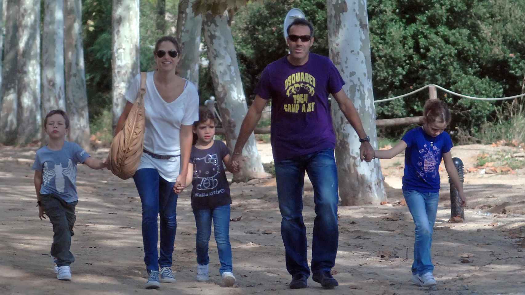 La familia al completo disfrutando en un parque de aventuras.