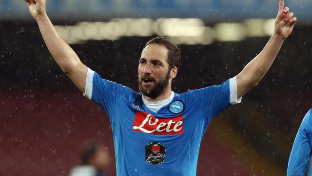 Higuaín celebra un gol con el Nápoles.