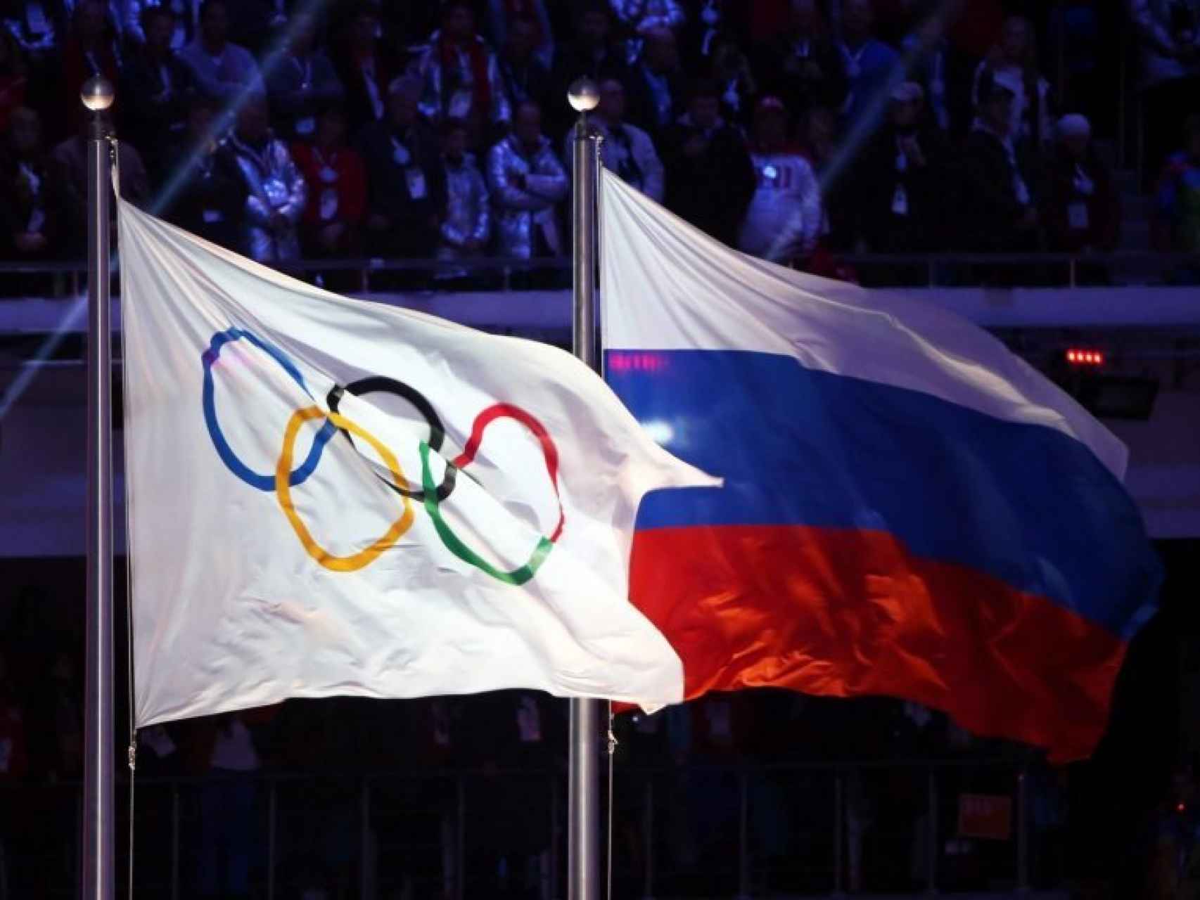 La bandera olímpica junto a la rusa en la ceremonia de apertura de los Juegos de Sochi 2014.