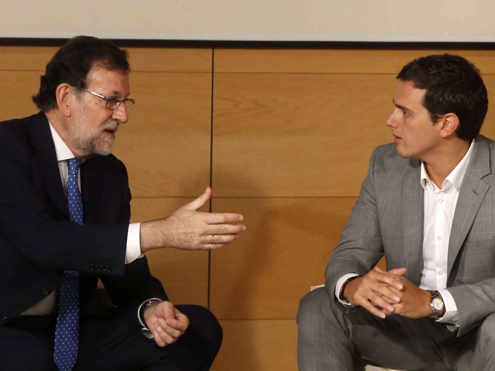 Rajoy (i) y Rivera durante la reunión que han mantenido este lunes en el Congreso. EFE/J.J. Guillén