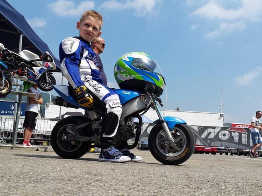 Marco Scaravelli con su minimoto.