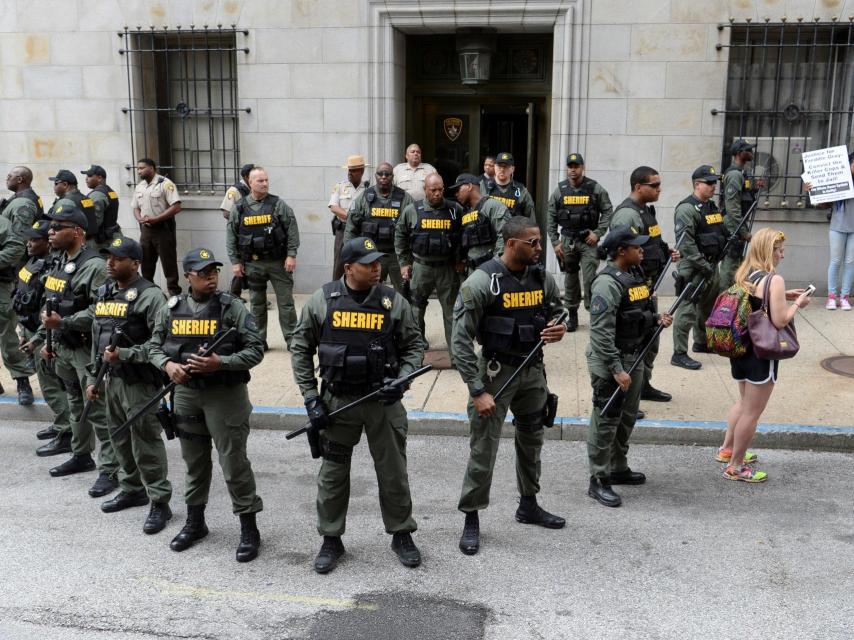 Agentes de la Oficina del Sheriff guardan un juzgado en Baltimore.