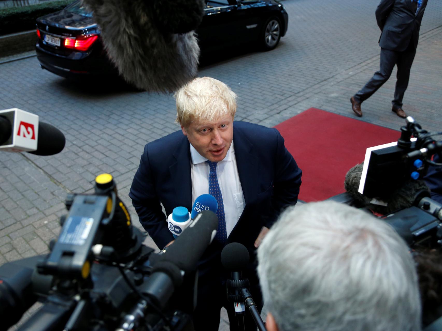 Johnson muestra su cara más amable en su primera visita a Bruselas como ministro de Exteriores.