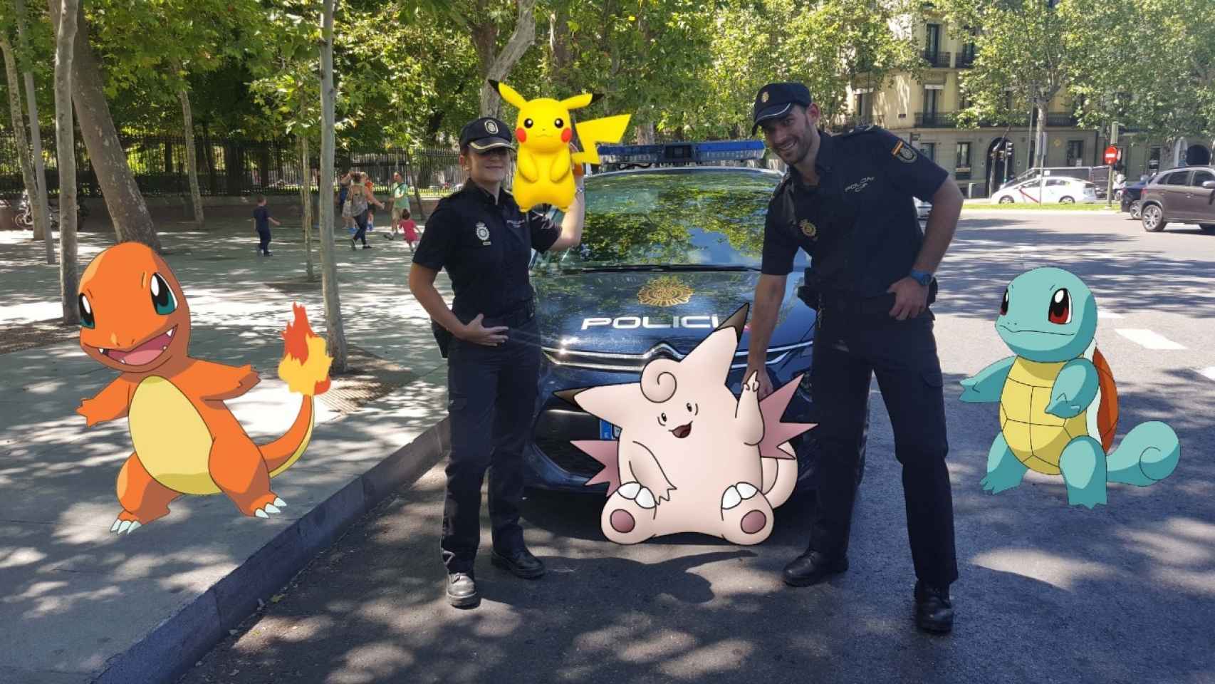 Dos agentes de la Policía rodeados de Pokémon.