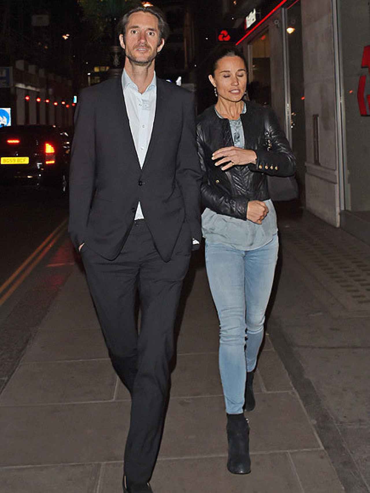 La pareja paseando por las calles de Londres