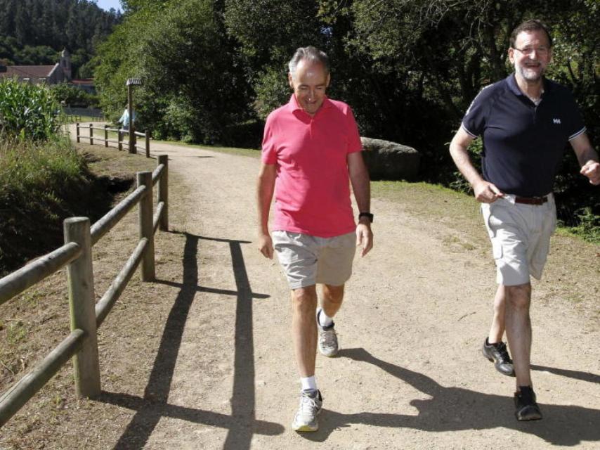 José Benito Suárez disfruta de una caminata junto al presidente del Gobierno en funciones.