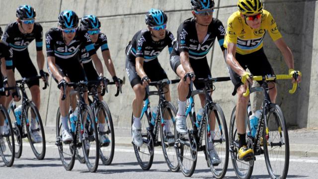 Froome comanda el bloque de los Sky.