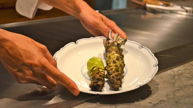 Dos raíces de Wasabia japonica en un restaurante de Singapur.