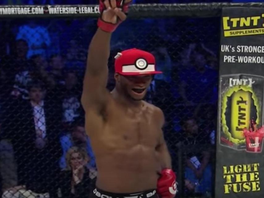 Michael Page celebrando su victoria en el combate.