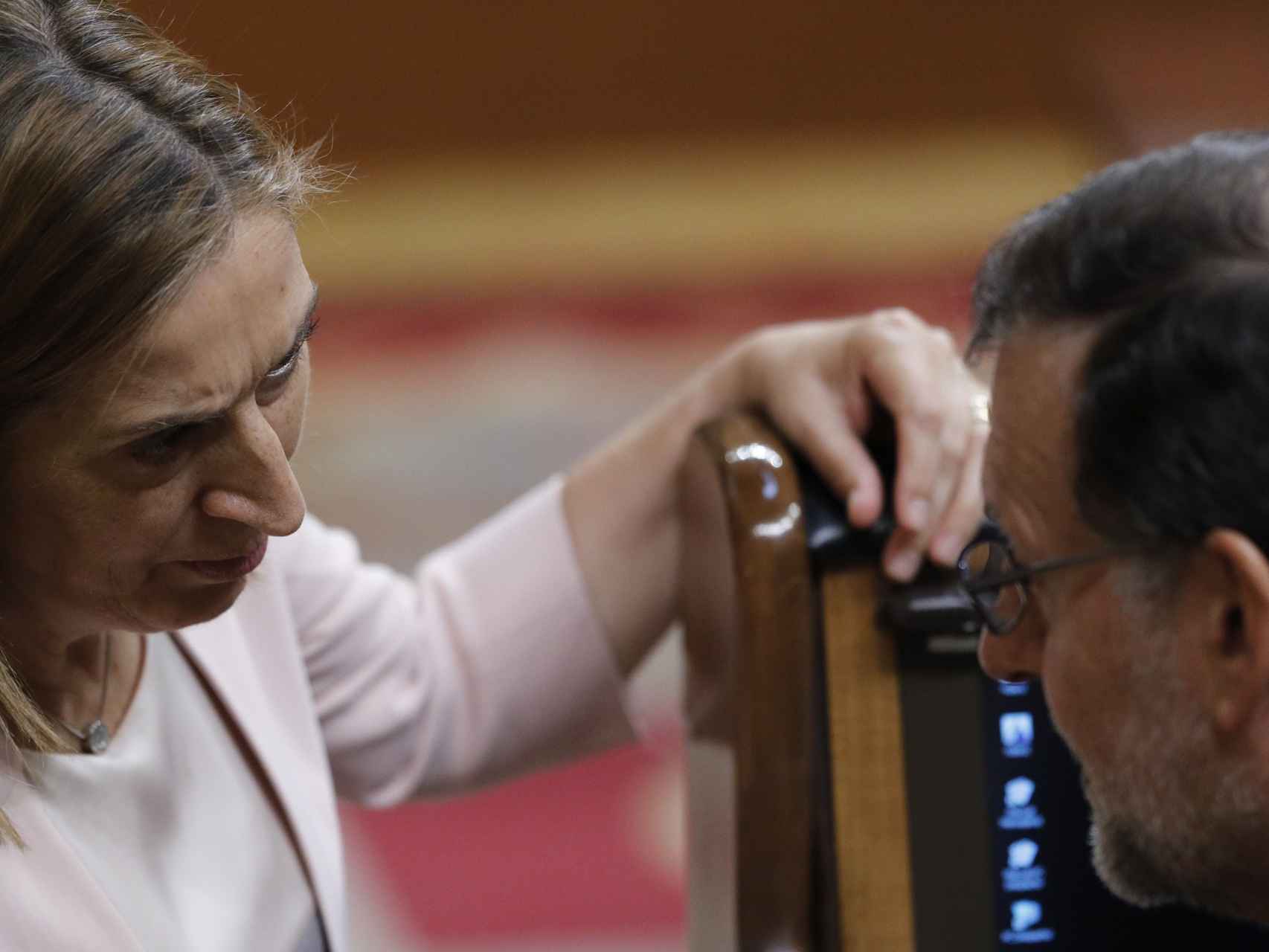 Ana Pastor y Mariano Rajoy conversan en el Congreso.