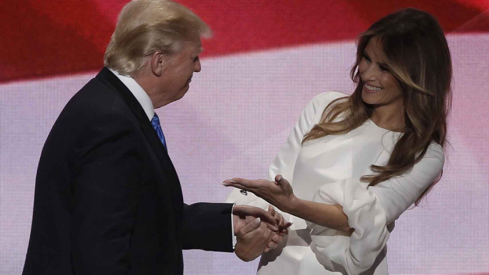 Melania Trump gesticula a su esposo, Donald Trump, durante la convención republicana.