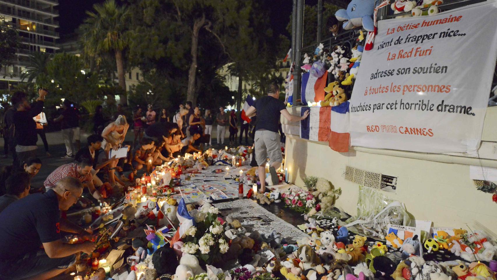 Flores y peluches para las víctimas de los atentados, entre las que había numerosos niños.