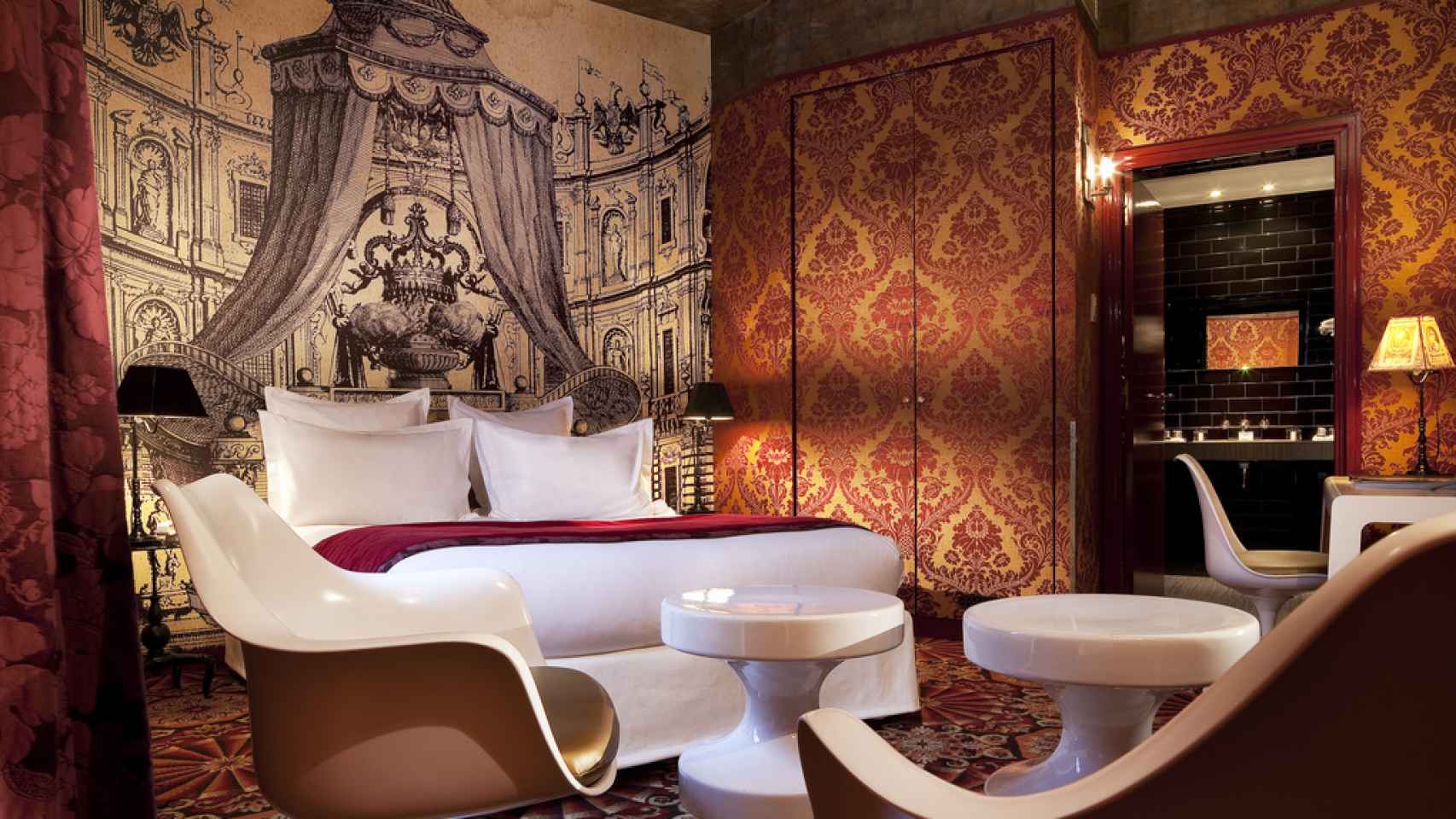 Decoración, por Christian Lacroix, de una habitación del Hotel du Petit Moulin, en París.