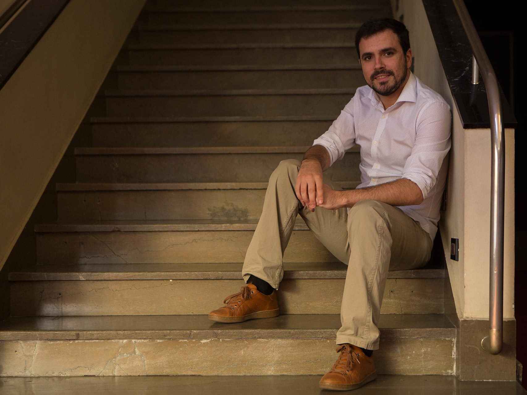 El nuevo líder de IU, en unas escaleras del teatro Fígaro.