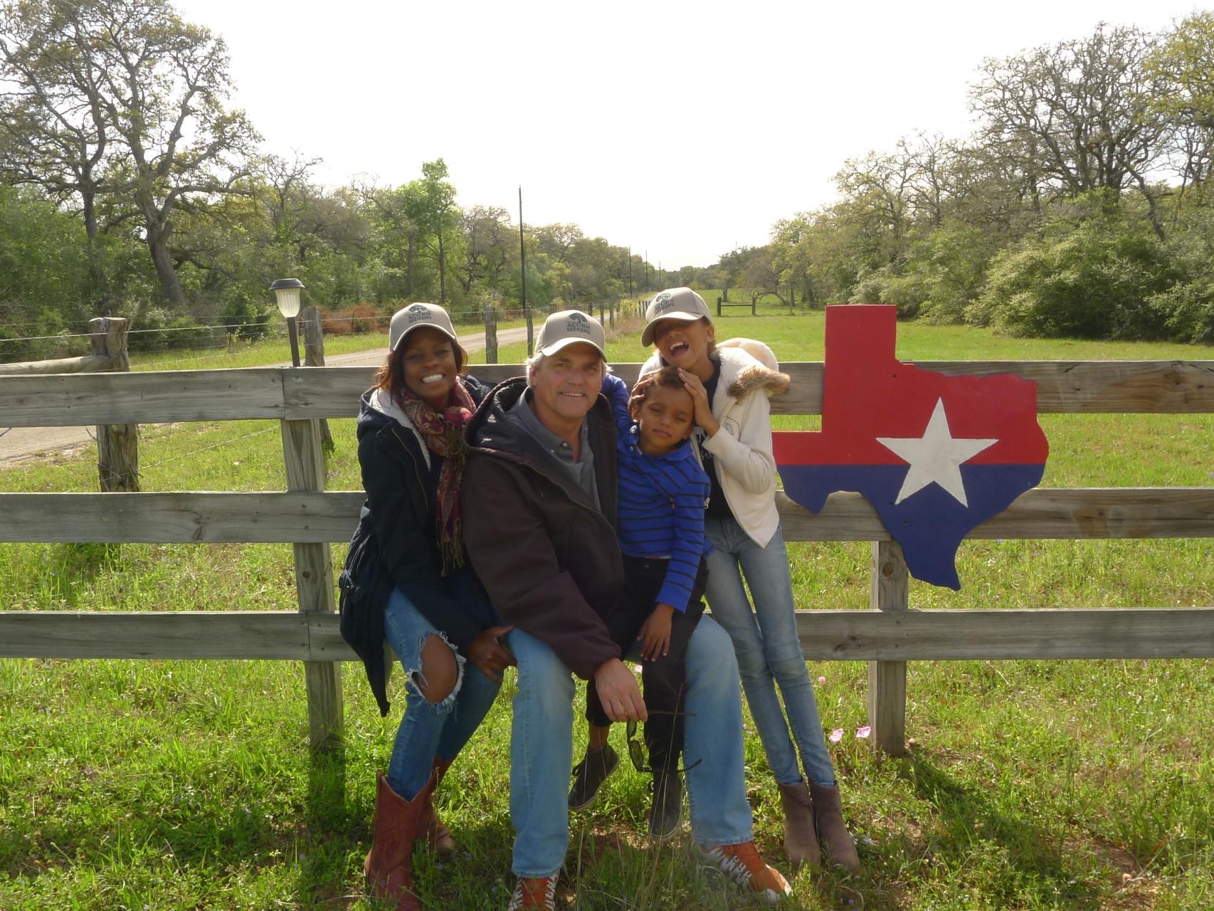 Sergio, junto a su esposa Rozy y sus hijos, en un rancho de Texas.