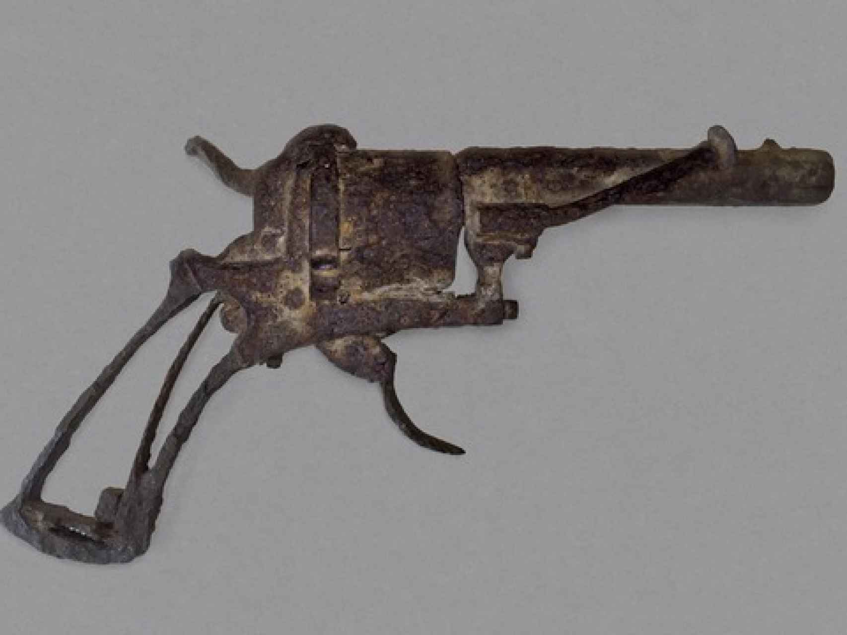 La pistola expuesta, posible arma con la que se quitó la vida el pintor.