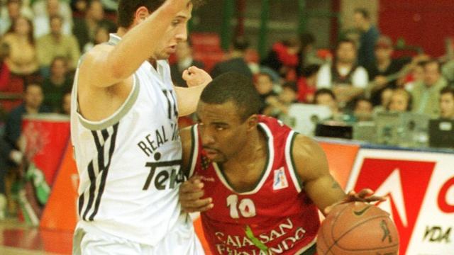 Andre Turner, mito del Caja San Fernando, frente a Raúl López en 2001.