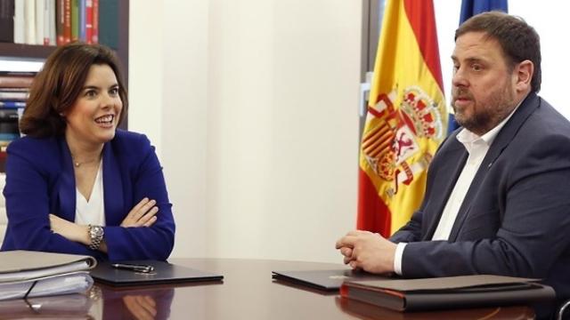 La vicepresidenta del Gobierno, Soraya Sáenz de Santamaría, junto con Oriol Junqueras.