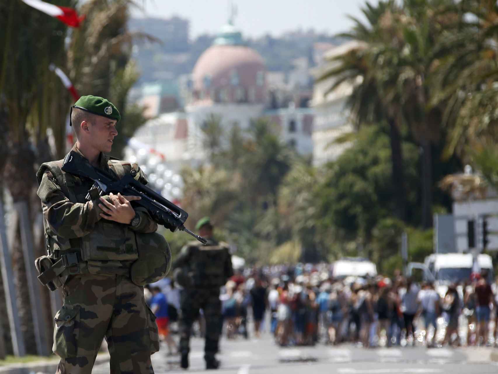 Soldados de la Legión Extranjera Francesa vigilan el paseo de los Ingleses en Niza.