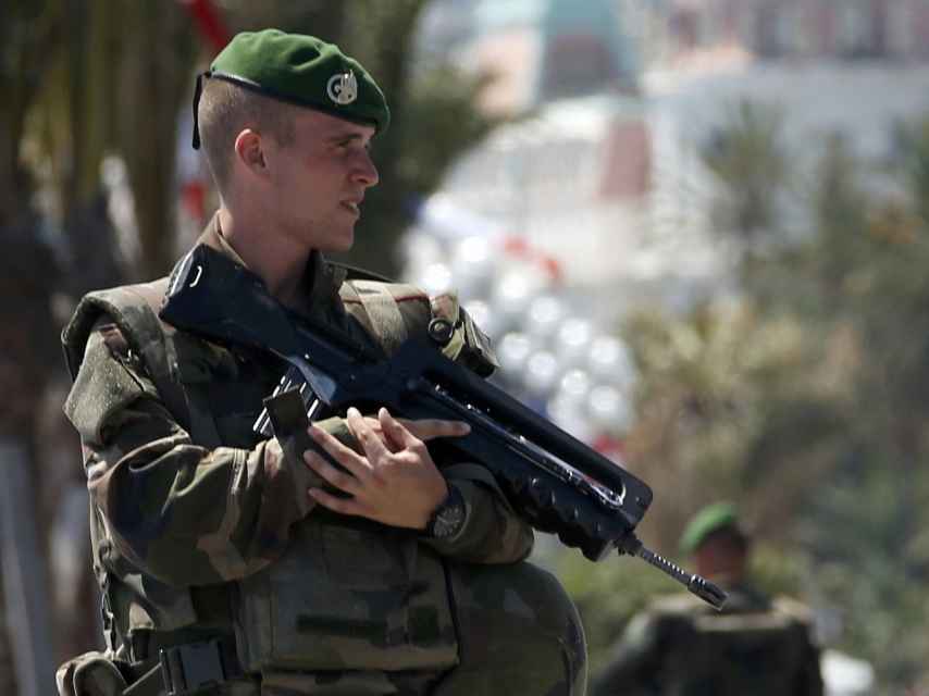 Soldados de la Legión Extranjera Francesa vigilan el paseo de los Ingleses en Niza.