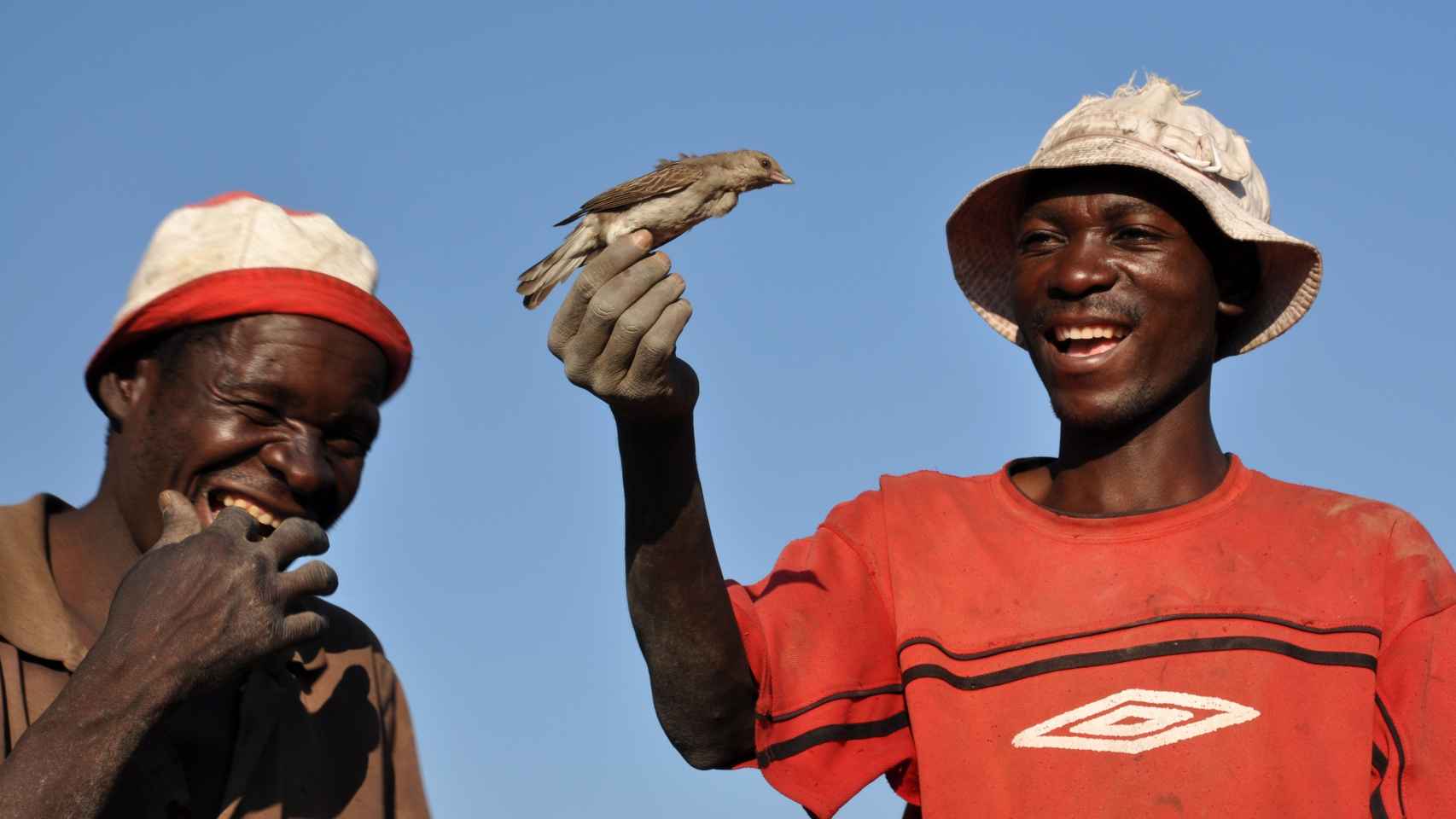 Dos hombres del pueblo Mbamba junto a uno de los pájaros-guía