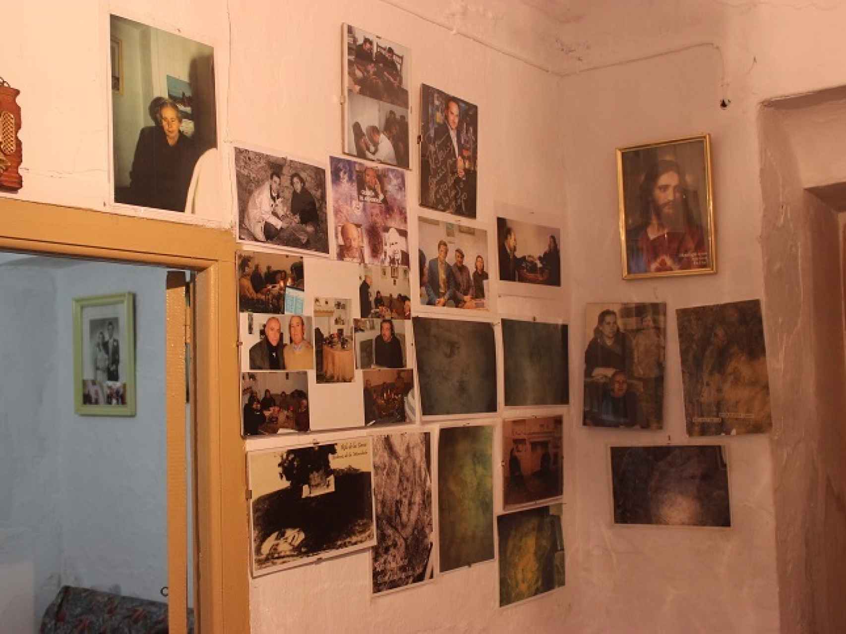 En las paredes de las casas hay numerosas fotos de Íker Jiménez