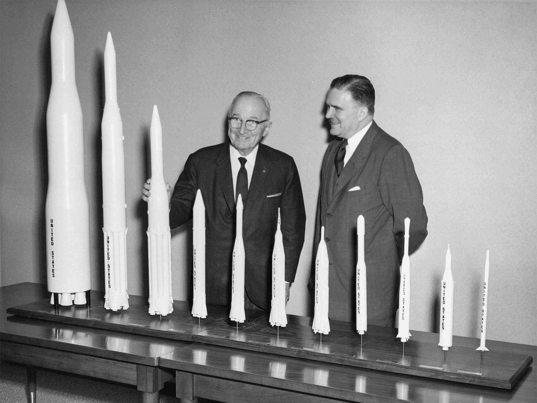 El presidente Harry S. Truman, en una foto de 1961, cuando visitó la sede de la NASA y a su director James Webb.