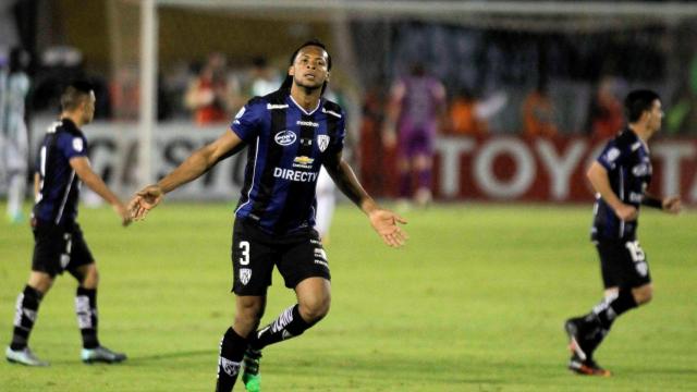 Arturo Mina celebra su gol al Atlético Nacional.