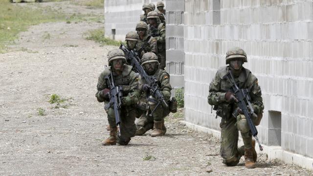 Maniobra militar en la base de Sant Climent.