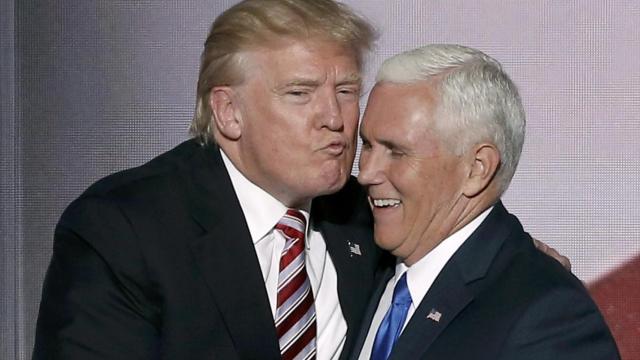 Donald Trump saluda a Mike Pence durante la convención republicana.