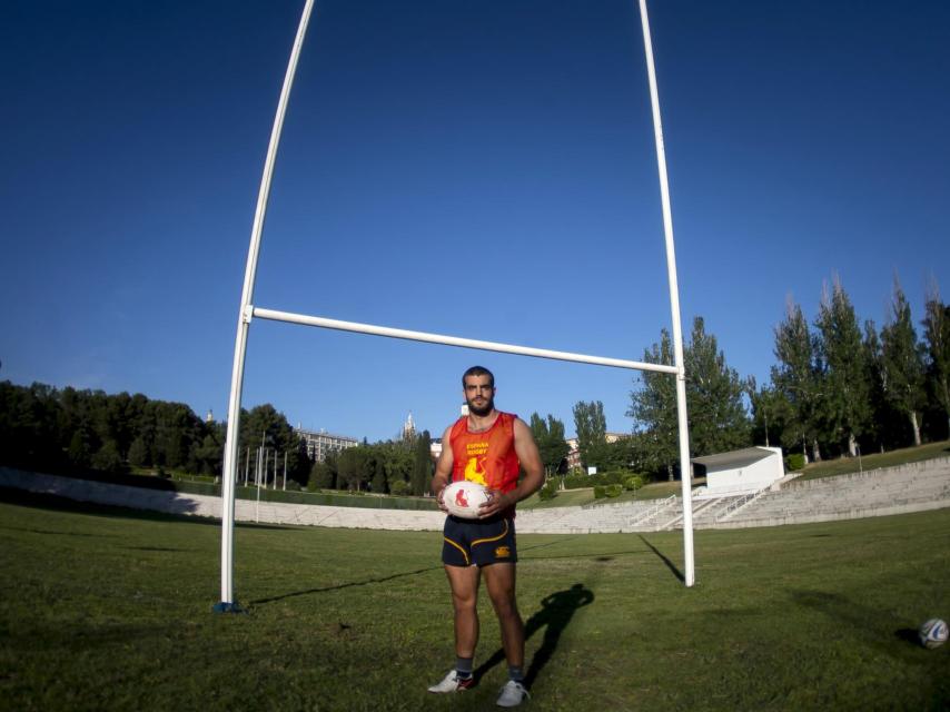 Rafa de Santiago posa delante de una portería de la Universidad Complutense.