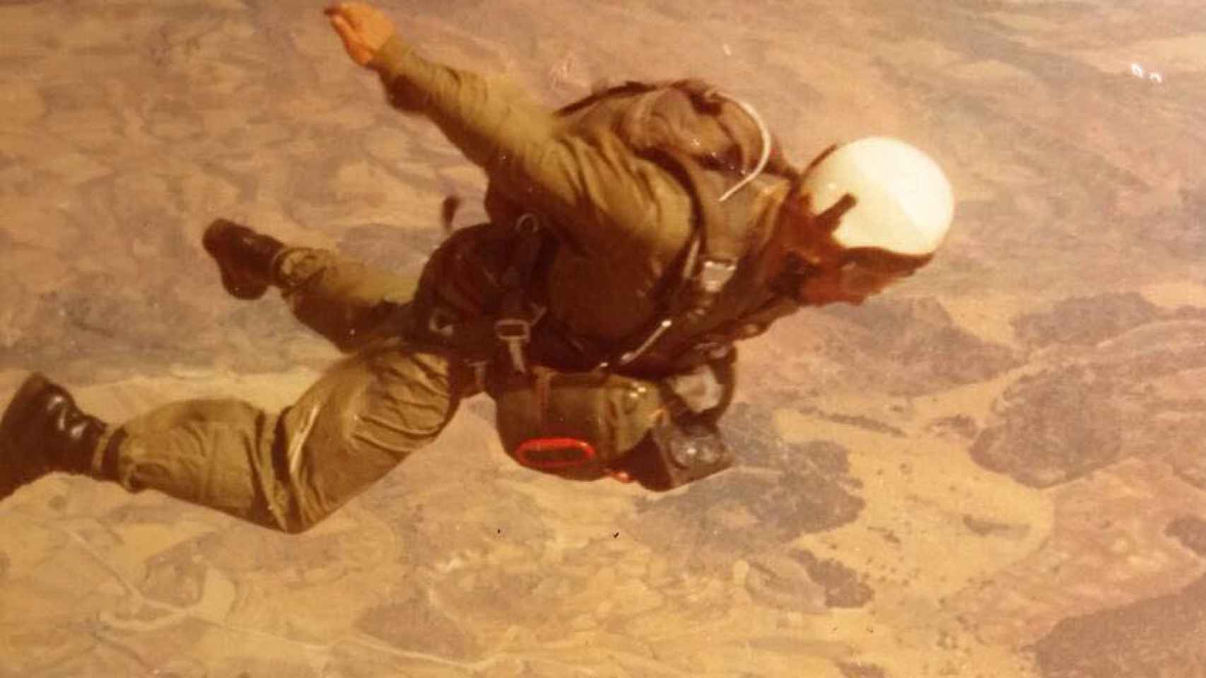 Juan Carretero durante su época de paracaidista en el ejército, antes de ser jornalero.