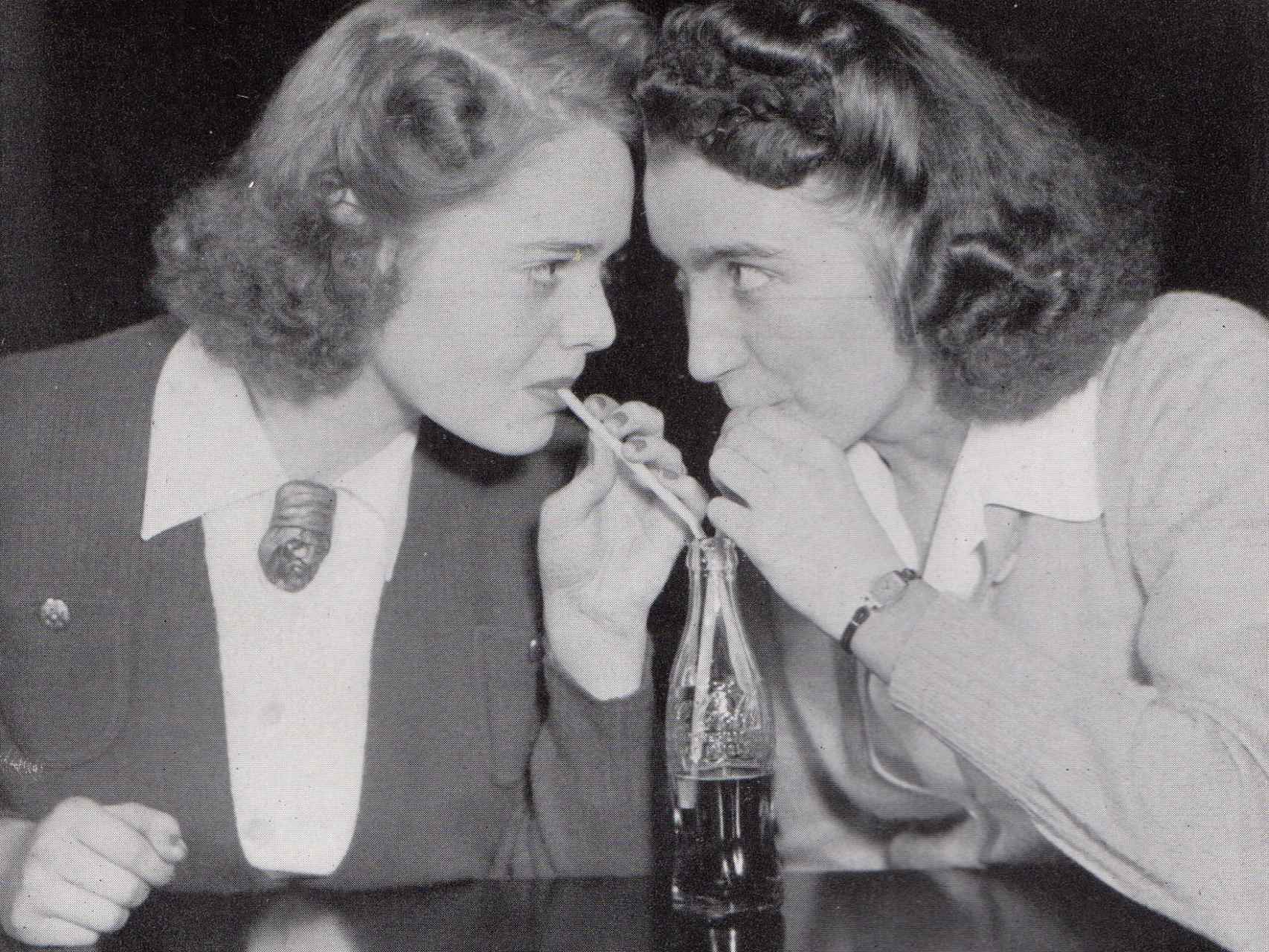 Dos alumnas comparten una botella de Coca-Cola en 1942.