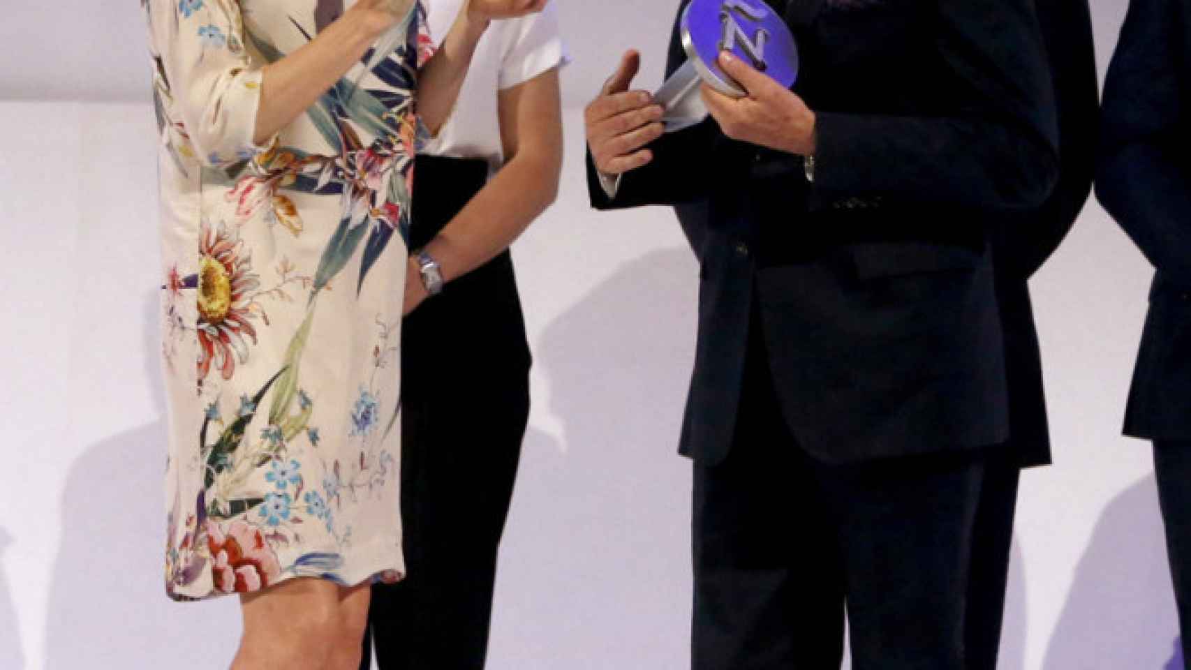 La reina Letizia entrega el premio a Mejor Diseñador a Roberto Torretta.