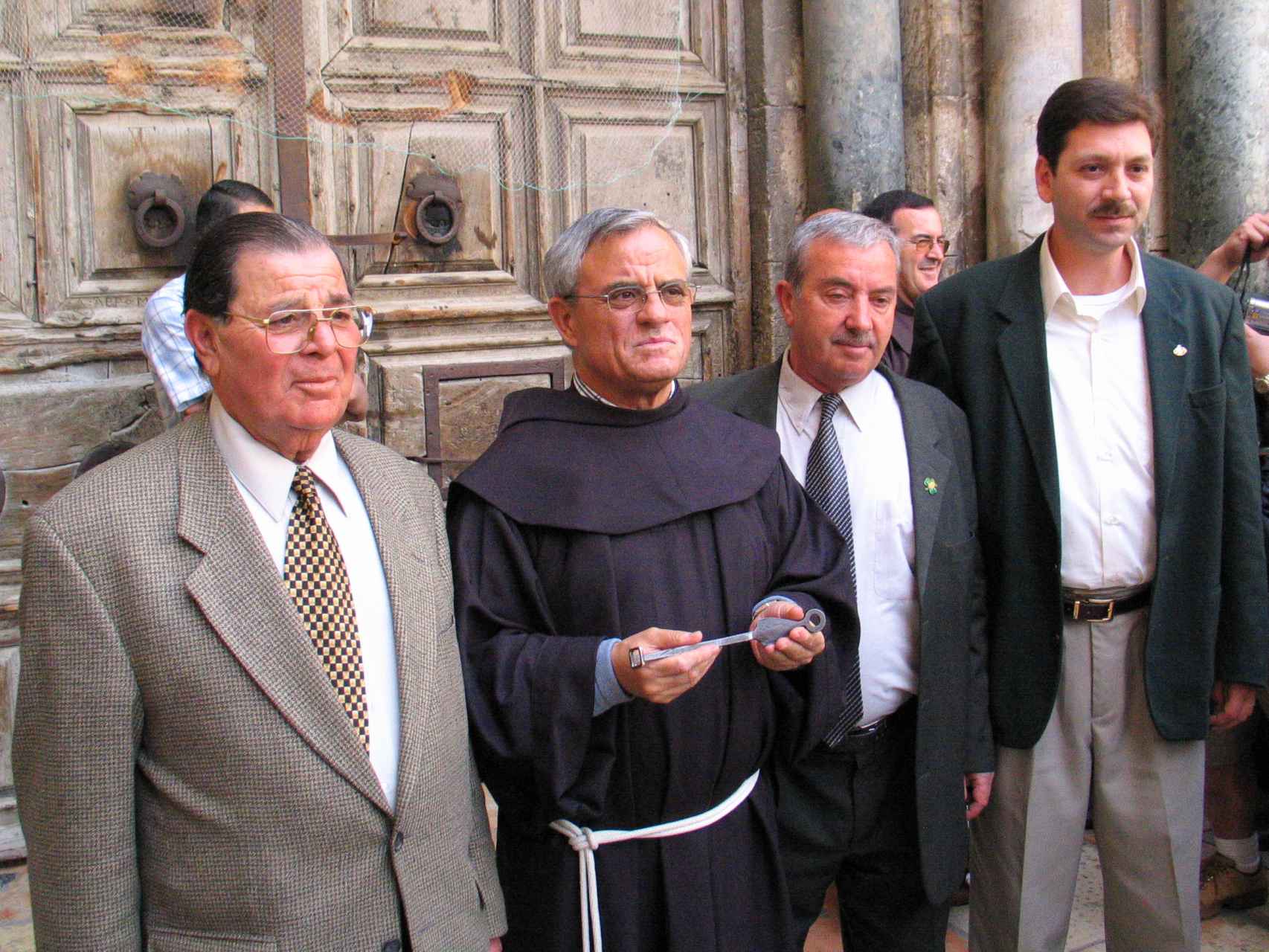 Artemio Vítores con la llave que abre puertas del Santo Sepulcro junto a algunos miembros de la familia musulmana responsable de su custodia.