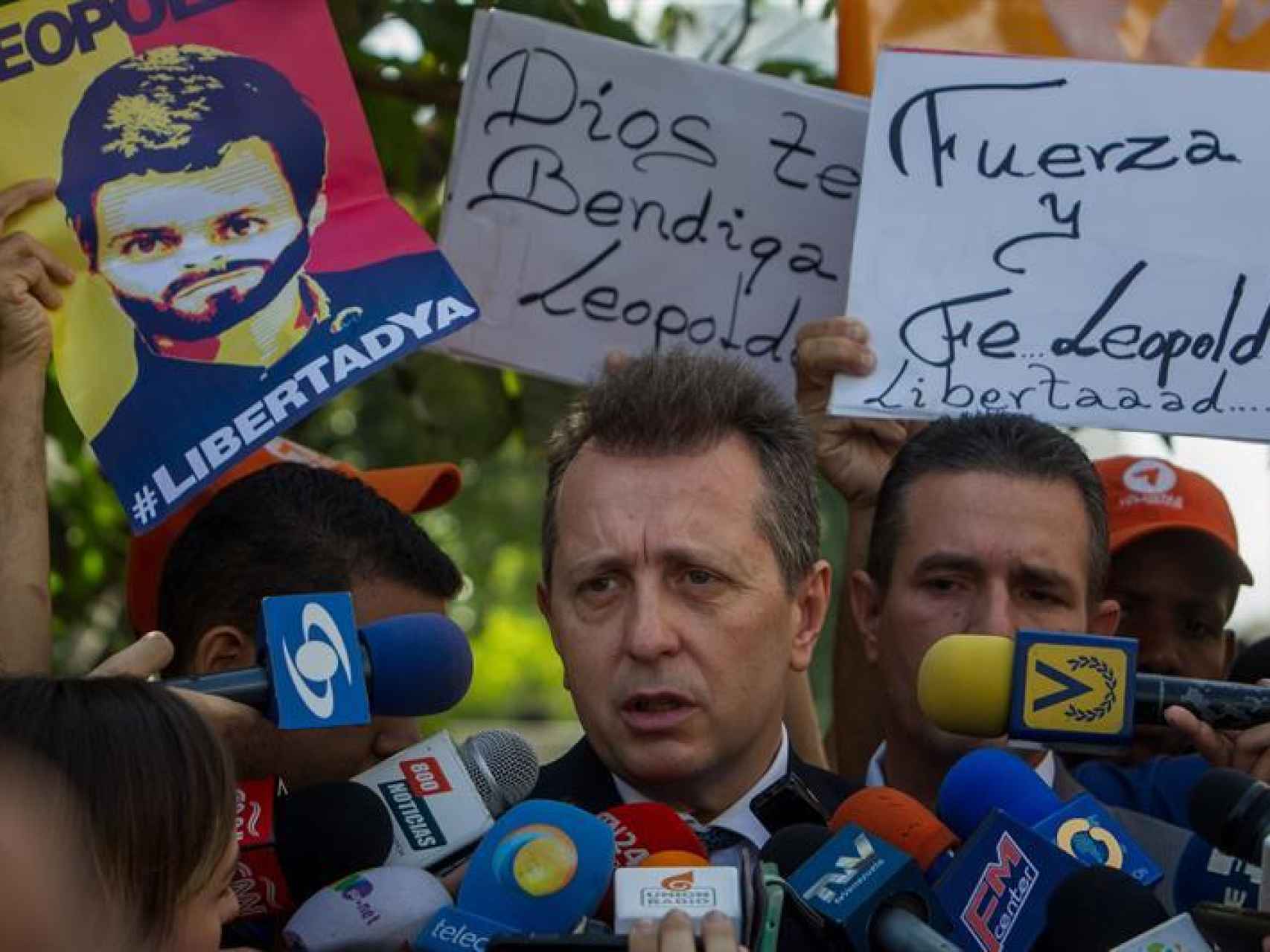 El abogado Javier Cremades comparece ante los medios a las afueras del Palacio de Justicia.