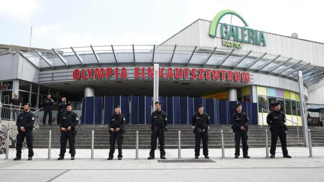 Dispositivo policial frente al centro comercial del ataque.