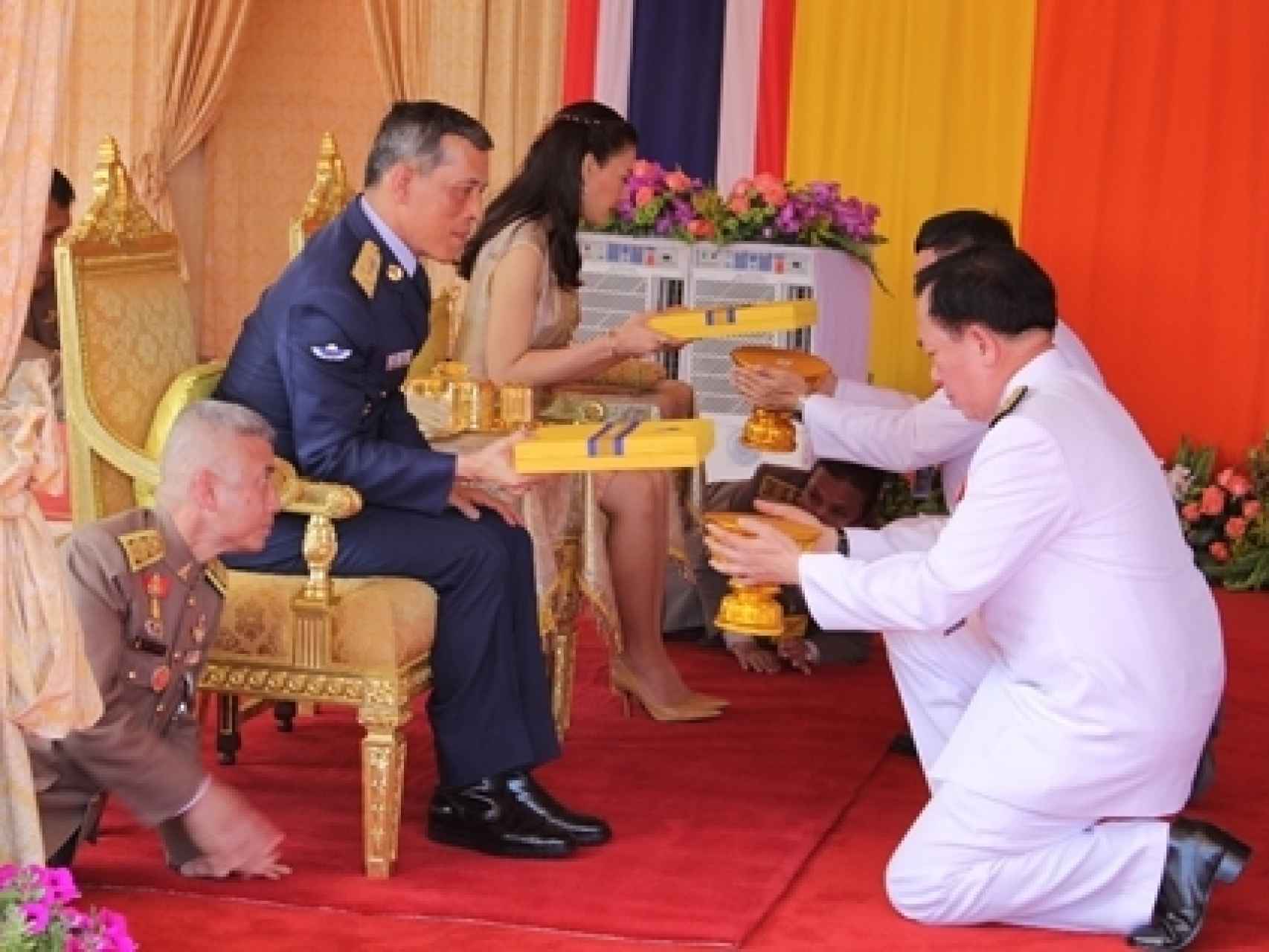 Los súbditos de arrodillan ante el príncipe de Tailandia
