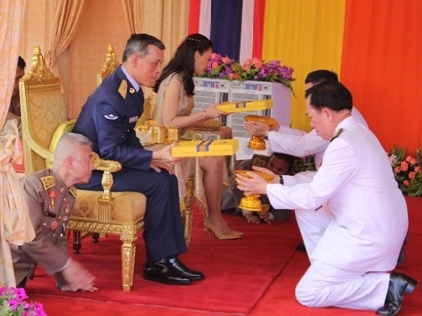 Los súbditos de arrodillan ante el príncipe de Tailandia