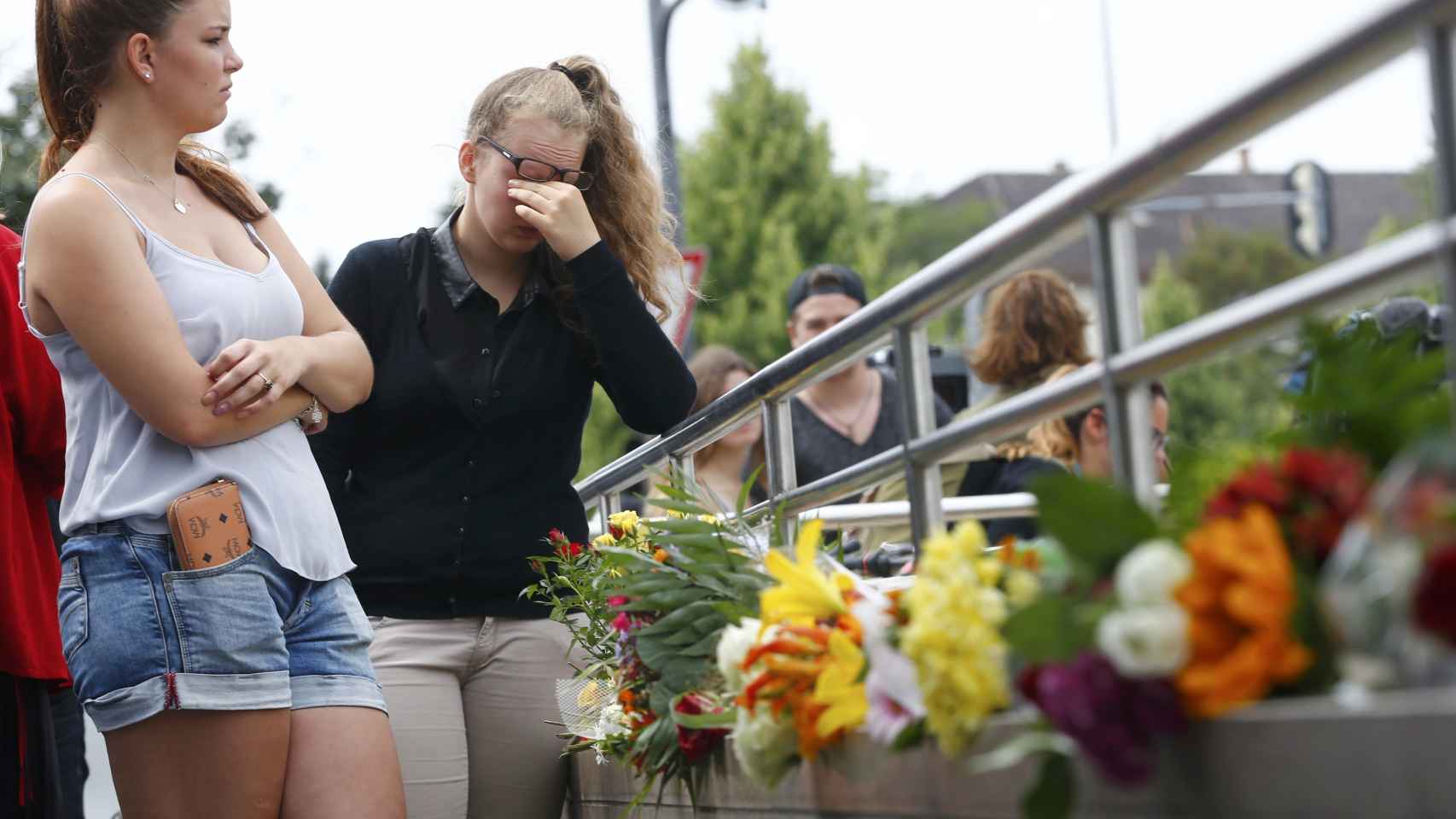 Unas chicas lloran por las vícitimas de la masacre de Múnich.