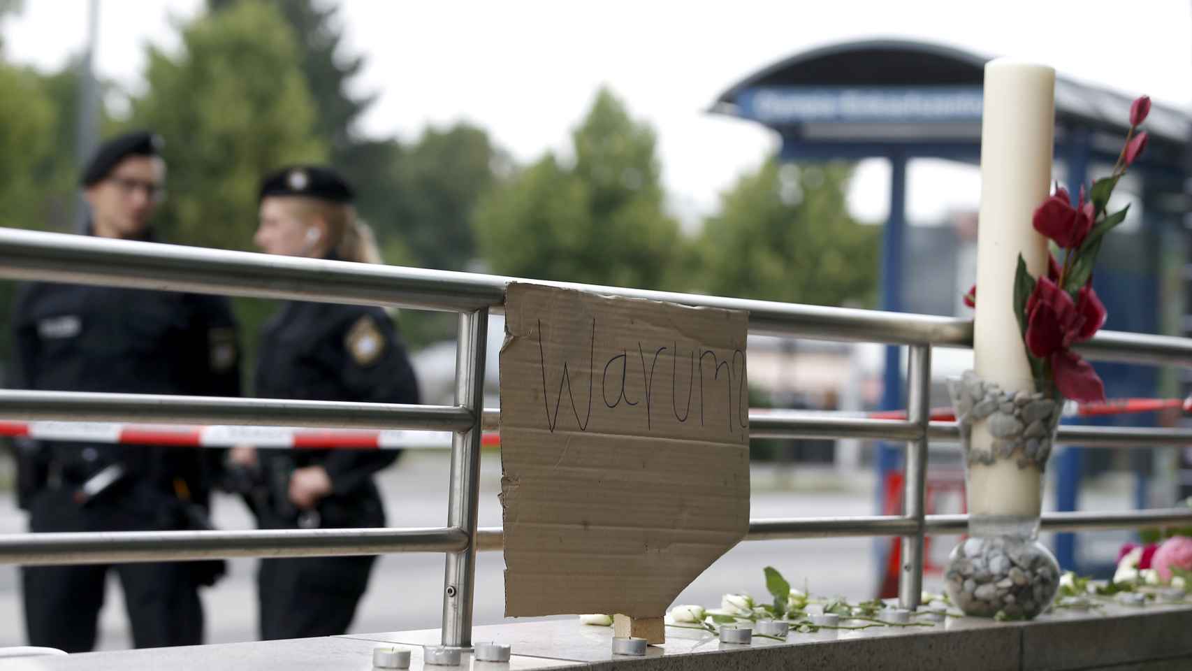 Un cartel en el lugar de la matanza en el que se lee: ¿Por qué? (en alemán).