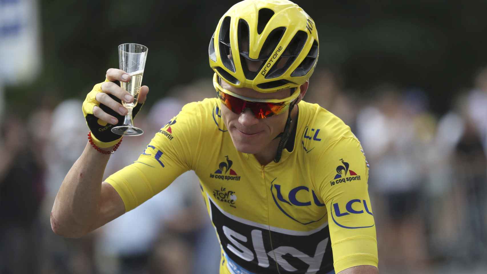 Froome celebra su victoria en el Tour durante la última etapa.