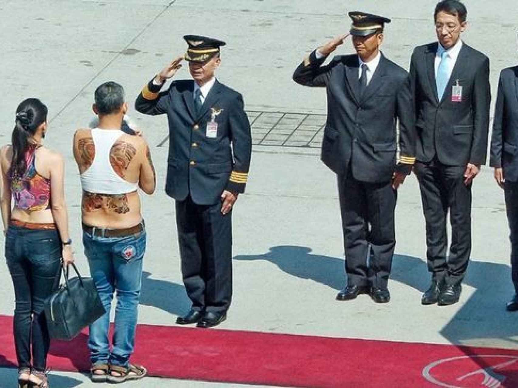 Momento en el que el heredero tailandés saluda a la tripulación del avión que le llevó a Múnich.