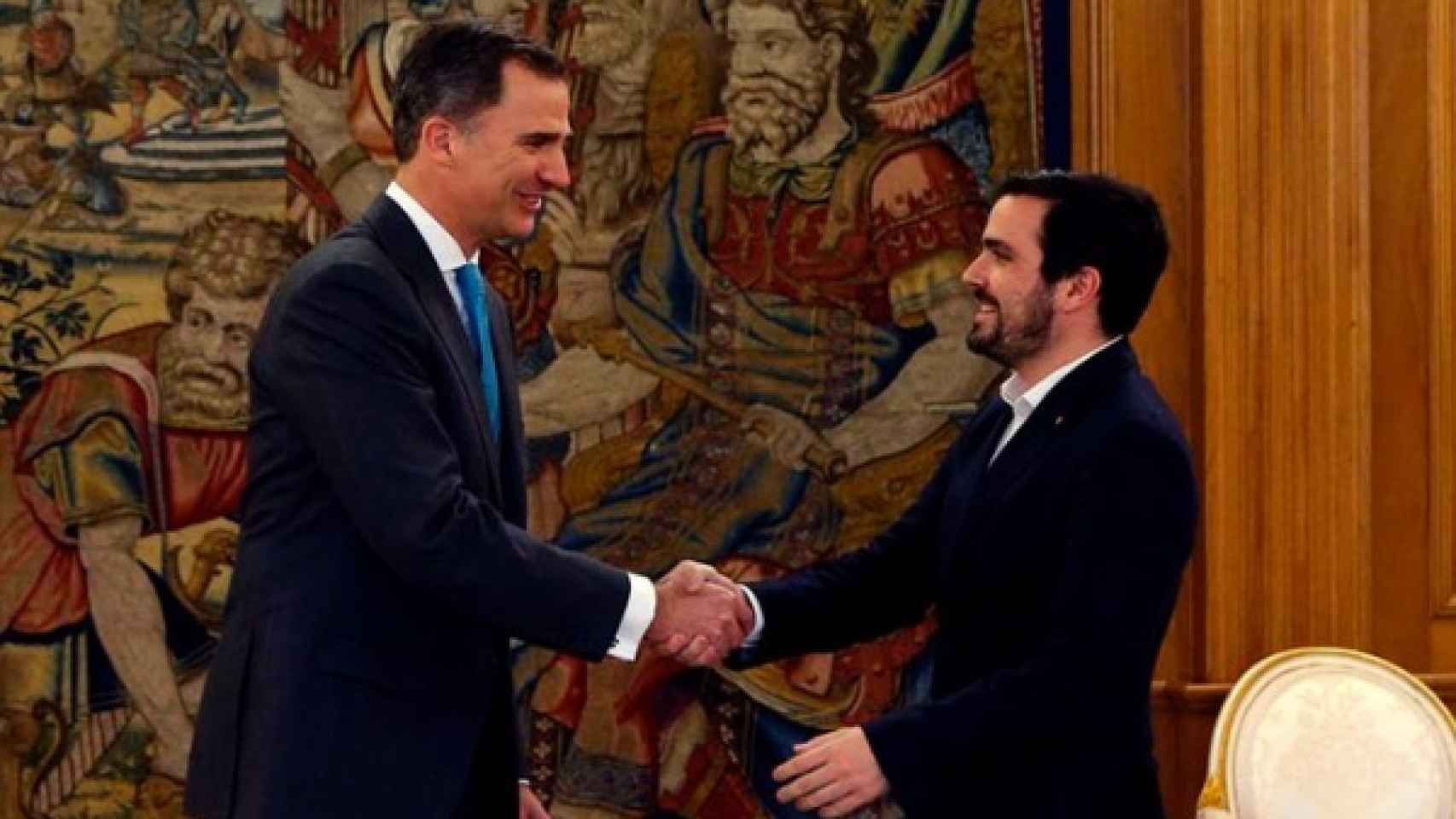 Alberto Garzón saluda al rey en la anterior ronda de consultas.